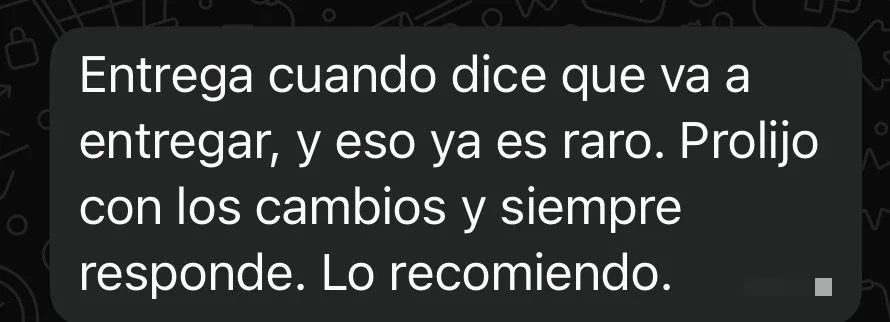 Mensaje de WhatsApp de un cliente: «Entrega cuando dice que va a entregar, y eso ya es raro. Prolijo con los cambios y siempre responde. Lo recomiendo.»