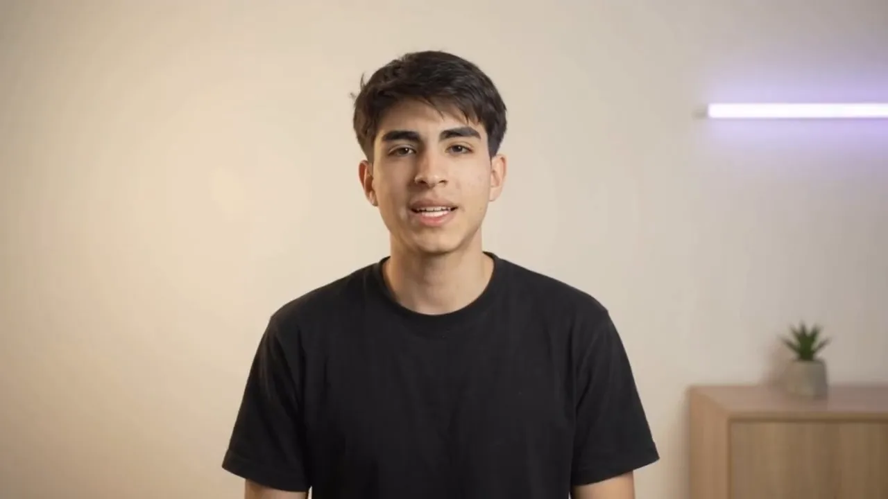 Brian, a cámara, explicando cómo produce los creativos con inteligencia artificial